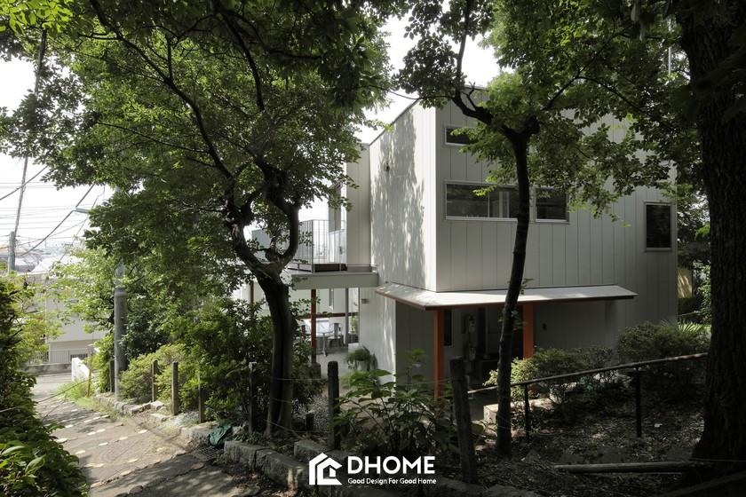 Ngôi nhà được xây trên địa hình dốc.