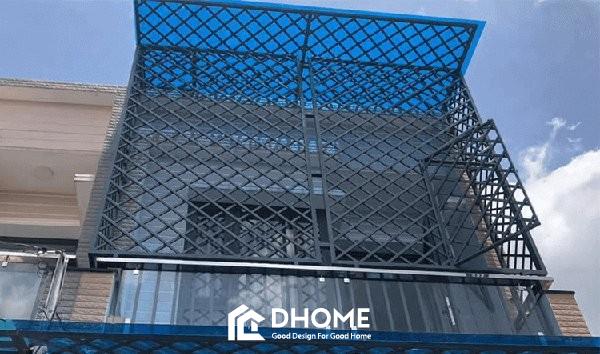 Thiết kế cửa mở bằng bản lề tại các lồng sắt để thoát hiểm
