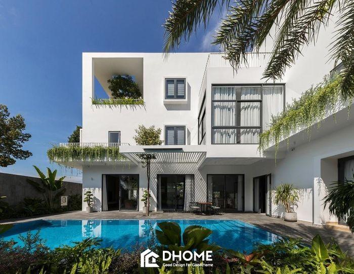 Tổ hợp không gian theo hình chữ L ôm trọn bể bơi và sân phía trước. (Ảnh: ArchDaily)