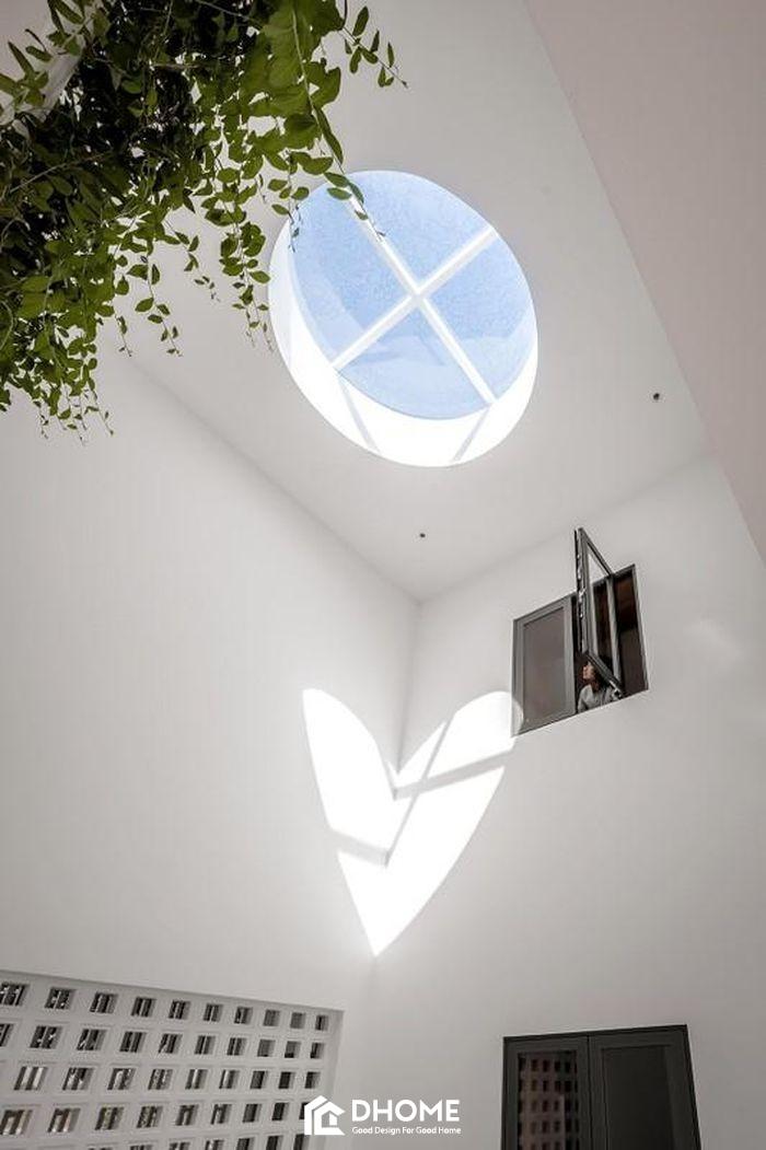 Giếng trời lấy sáng và đón gió tạo hiệu ứng hình trái tim ấn tượng. (Ảnh: ArchDaily)